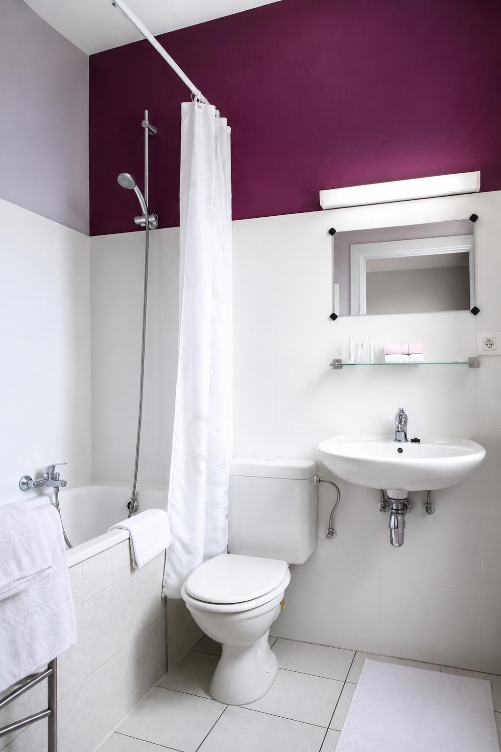 Salle de bain privative avec baignoire et douche